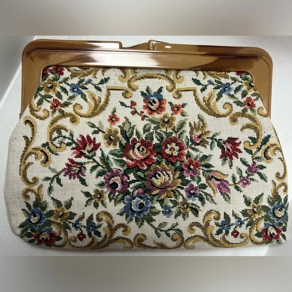 VINTAGE: Floral Tapestry Bakelike, kissy lock top,  bag.